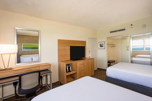 Holiday Inn Miami Beach-Oceanfront by IHG Image #10